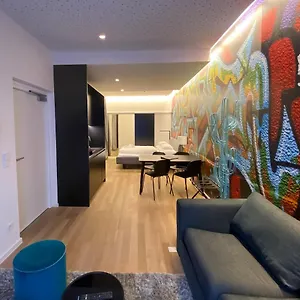 Blackhome I Contactless Check-in Apartahotel