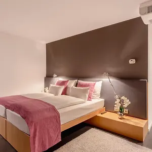 4* Hotel Roomz - Business Design